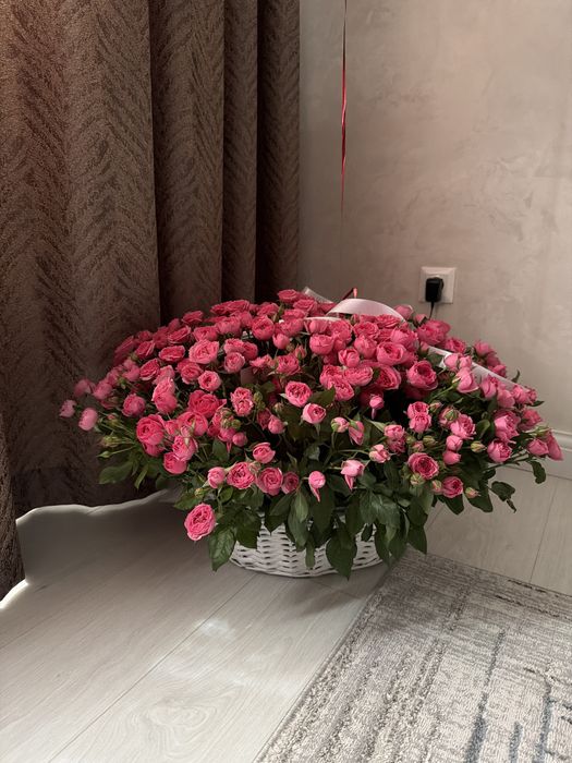 Спрей розы в корзине