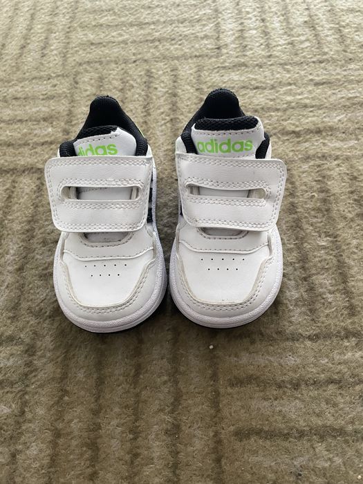 Adidasi adidas pentru bebeusi in stare impecabila