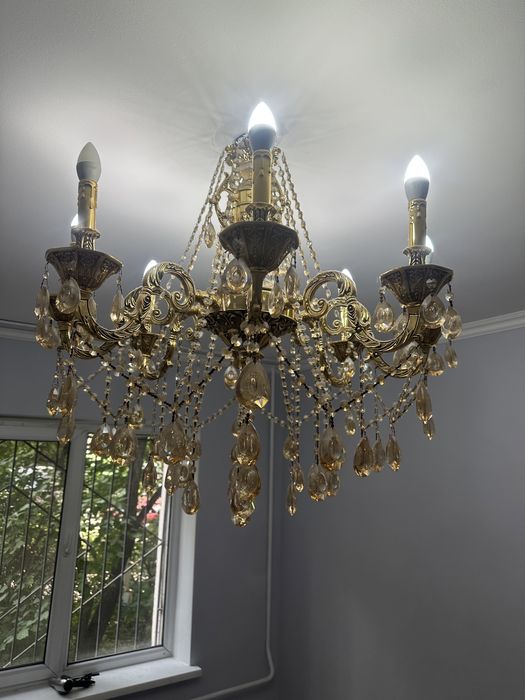 Продам шикарную люстру