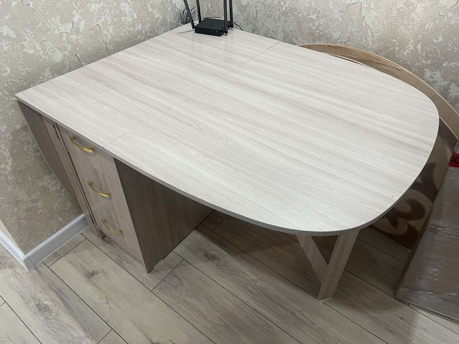 Продается хороший стол книжка