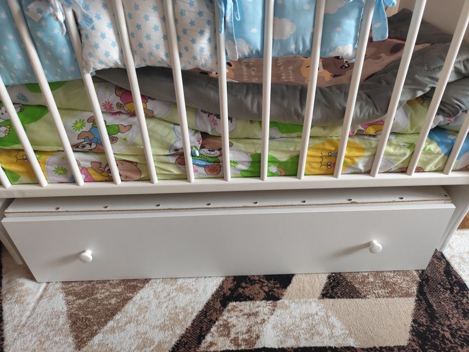 Продам кроватку с маятником