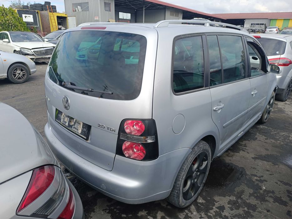 На части! VW Touran 2.0 TDI