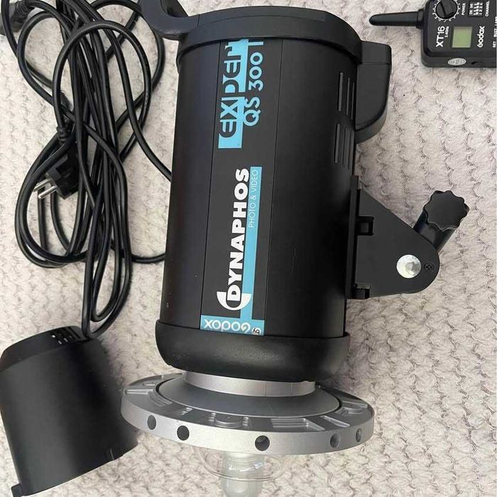Студийна светкавица Dynaphos Expert QS-300 II + радиосинхронизатор XT-16 + софтбокс 60х60 и статив 550 лв.