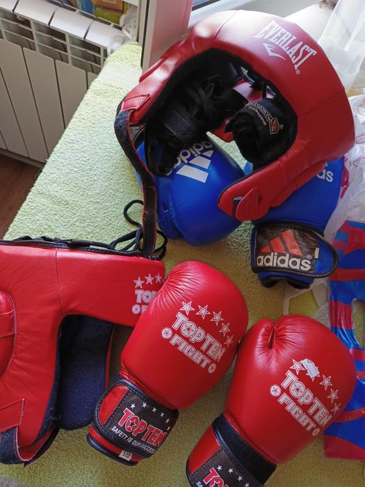 Перчатки и защитный шлем