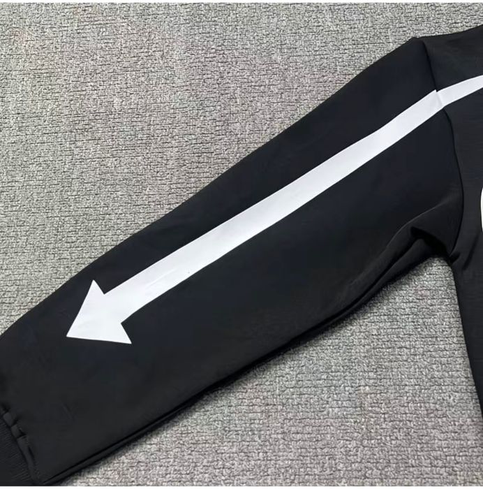 черная кофта от бренда "Carsicko