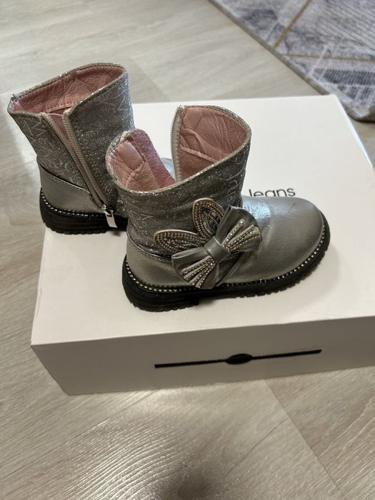 Продается детские ботинки.