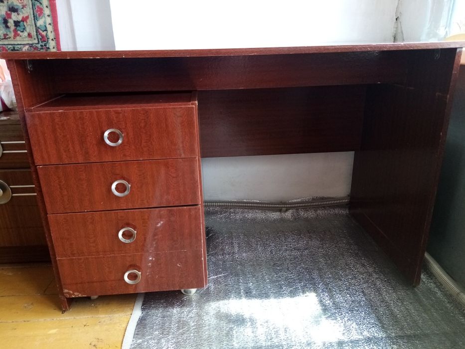 Продам письменный стол с тумбой б/у