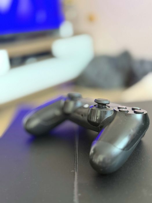 PS4 1TB 2 джойстика и няколко игри