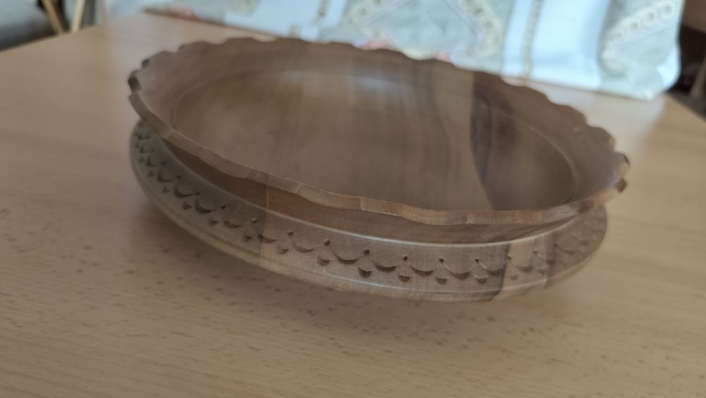 Резбована дървена купа за плодове или бонбони