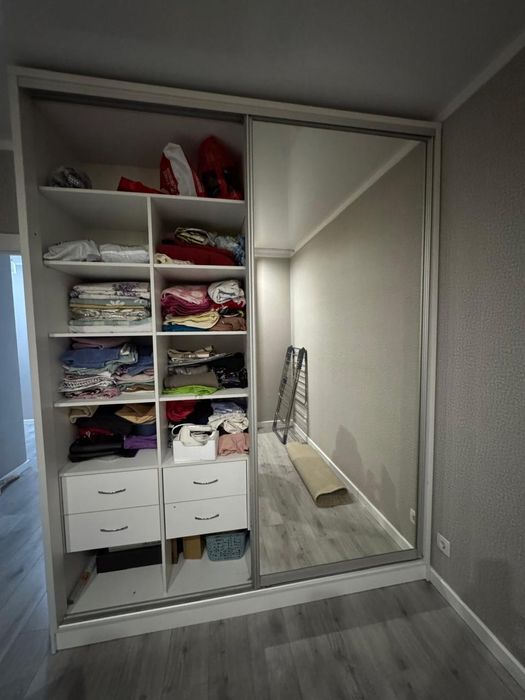 Шкаф в спальню для вещей.