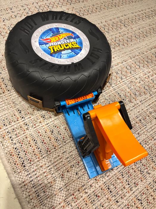 Hot Wheels Monster Trucks Stunt Tire Playset.