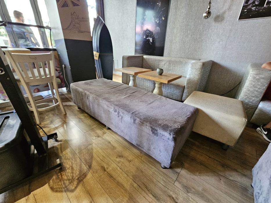 Продават се дивани, пейки и друго оборудване от заведение