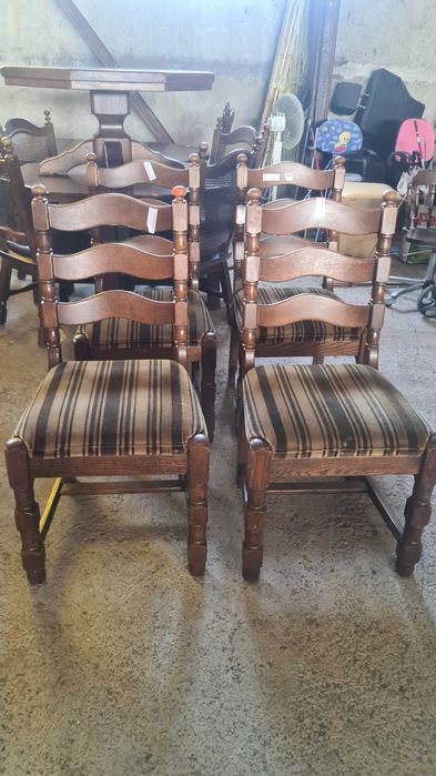 Масивен стол с орнаменти и дамаска от плюш