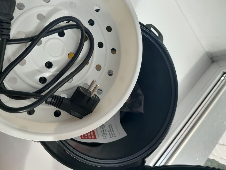 Мультиварка REDMOND  новвя