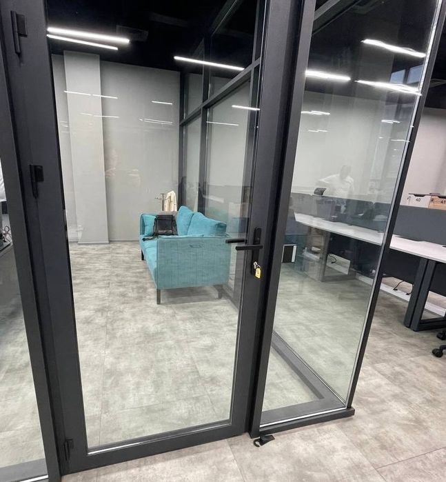 Офислар учун ойнали тусиклар.  Стеклянные перегородки