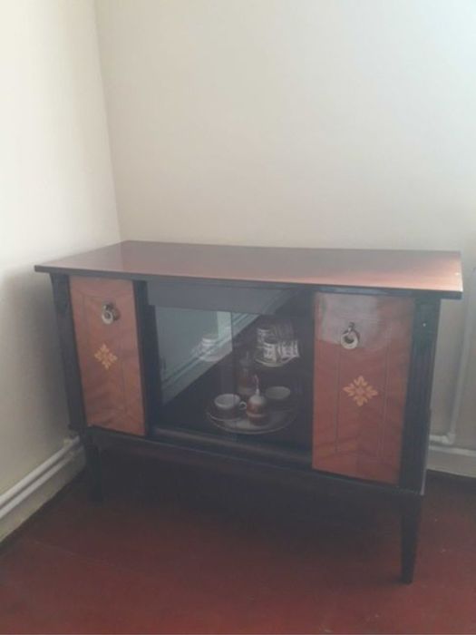 Mobilier : dulap, canapea extensibilă și masă extensibilă