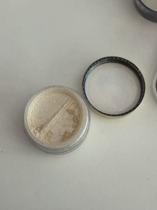 различни гримове (mac, essence)