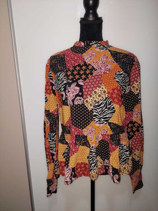 Bluză cu volănaș la guler peplum m