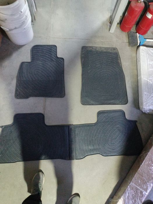 Полики резиновые на Land Cruiser 200