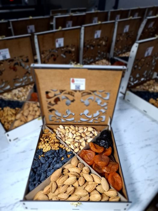 Подарочный набор из орехов и сухофруктов chaqchuq va quruq meva sovga