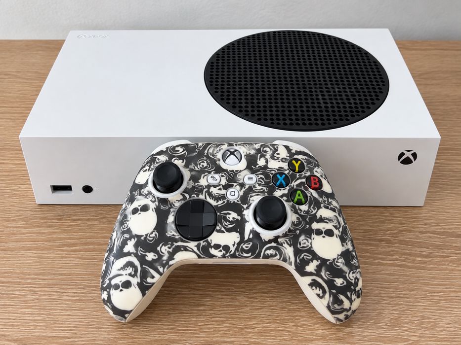 Продам Xbox Series S + геймпад