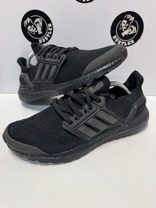 Маратонки ADIDAS ULTRA BOOST . Номер 42