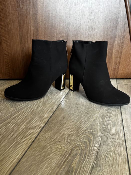 Дамски боти на ток