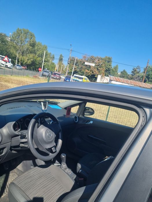 Opel corsa ,an de fabricație 2014 benzina  motor 1.2 culoarea gri,