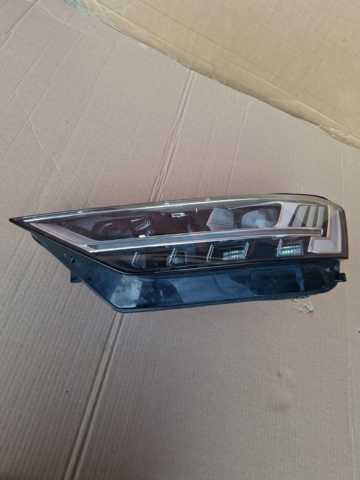 Bară fată Audi A 8 + grilă centrală  2018/2022 + Far stg  800 lei