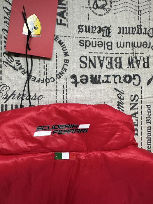 Scuderia Ferrari original official дамски елек грейка.Нов.M