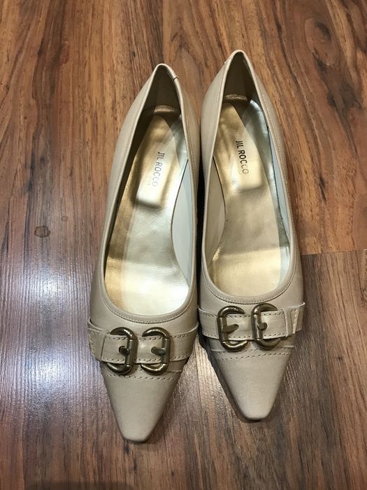 Ниски елегантни обувки в бежовата гама