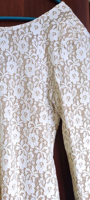 Дълга елегантна вечерна рокля с дантела и злато