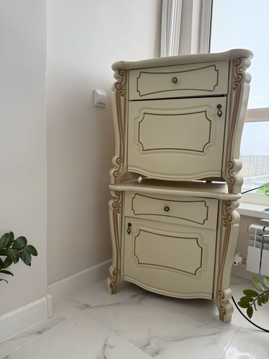 Трюмо с зеркалом и двумя тумбочками!