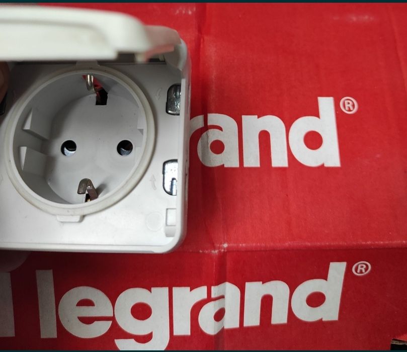 Розетки с крышкой Легранд