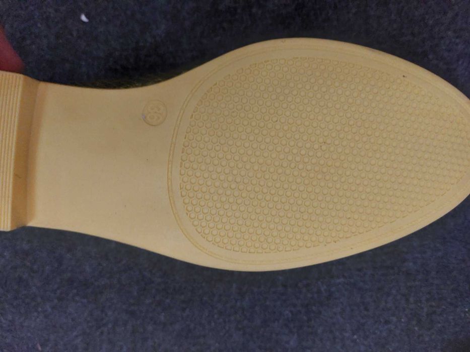 vand  pantofi  de piele si alții sclipiciosi  -noi