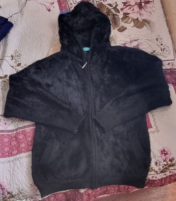 Продам кофту с капюшоном на замке.