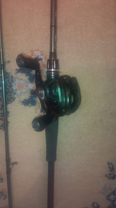 Продам кастинговый спиннинг