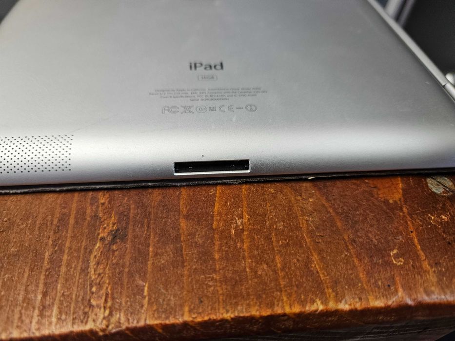 9,7" таблет Apple iPad 2 16GB, Wi-Fi, 9.7in - White (MC979LL/A)