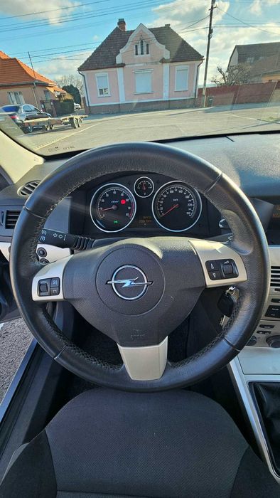 Opel Astra H cu nr rosii.