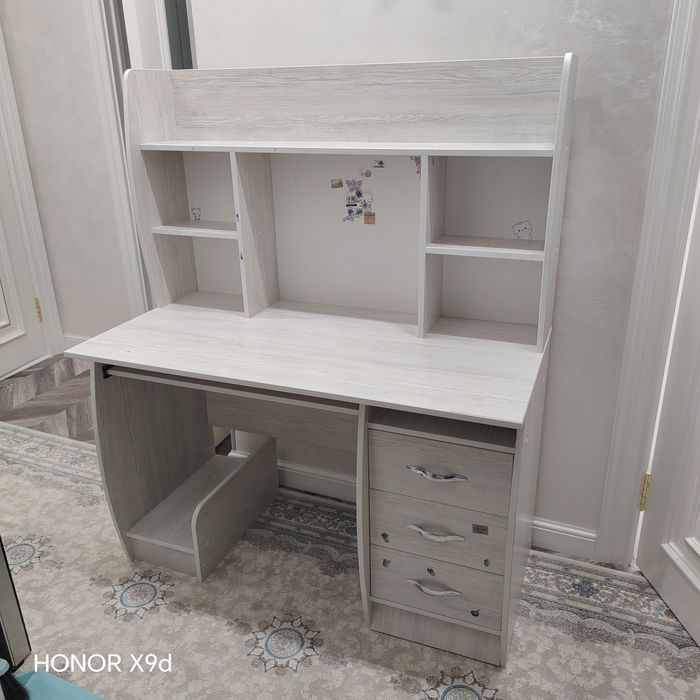 Stol sotiladi 900.000