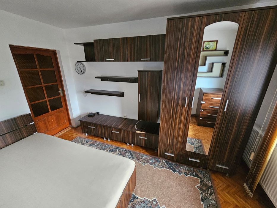 Inchiriez apartament 4 camere in zona polivalenta