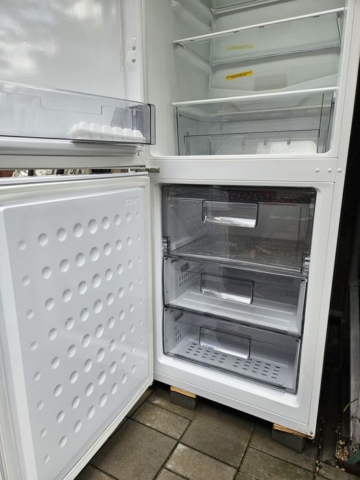 Vând frigider Arctic cu congelator – 240 L, înălțime 1,85 m