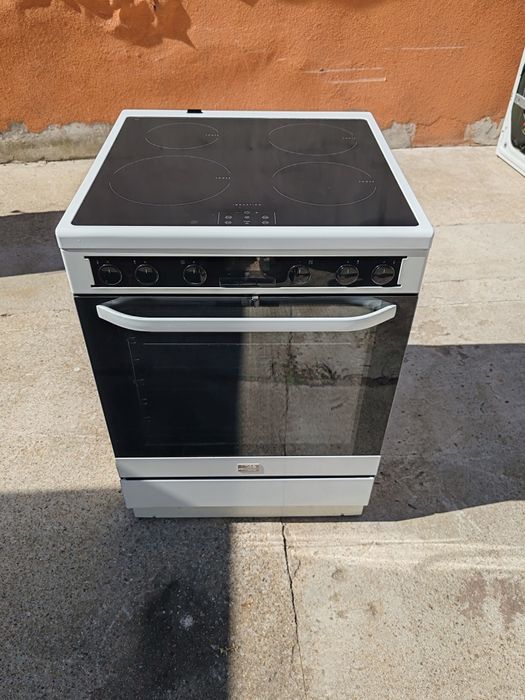 Като нова свободно стояща печка с индукционни котлони Voss  Electrolux 60 см широка 2 години гаранция!