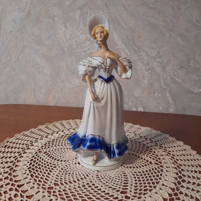 Фарфоровая антикварная статуэтка румыния