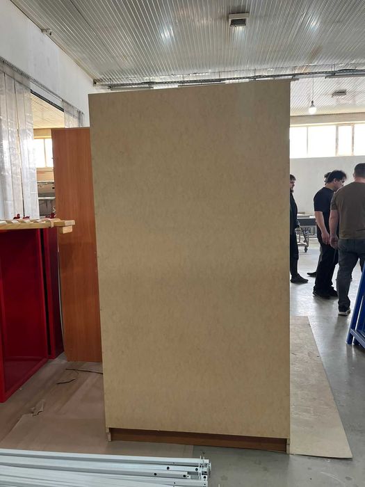 Шкаф для документов со стеклянными дверцами