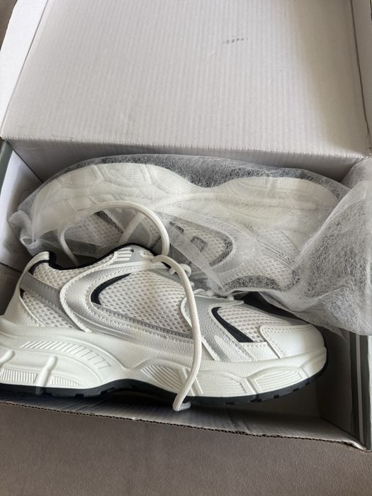 Кроссовки женские