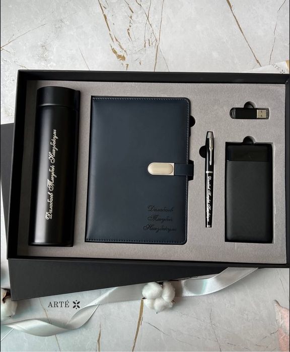 Корпаративные подарки на 8 марта, блокноты с ручкой.