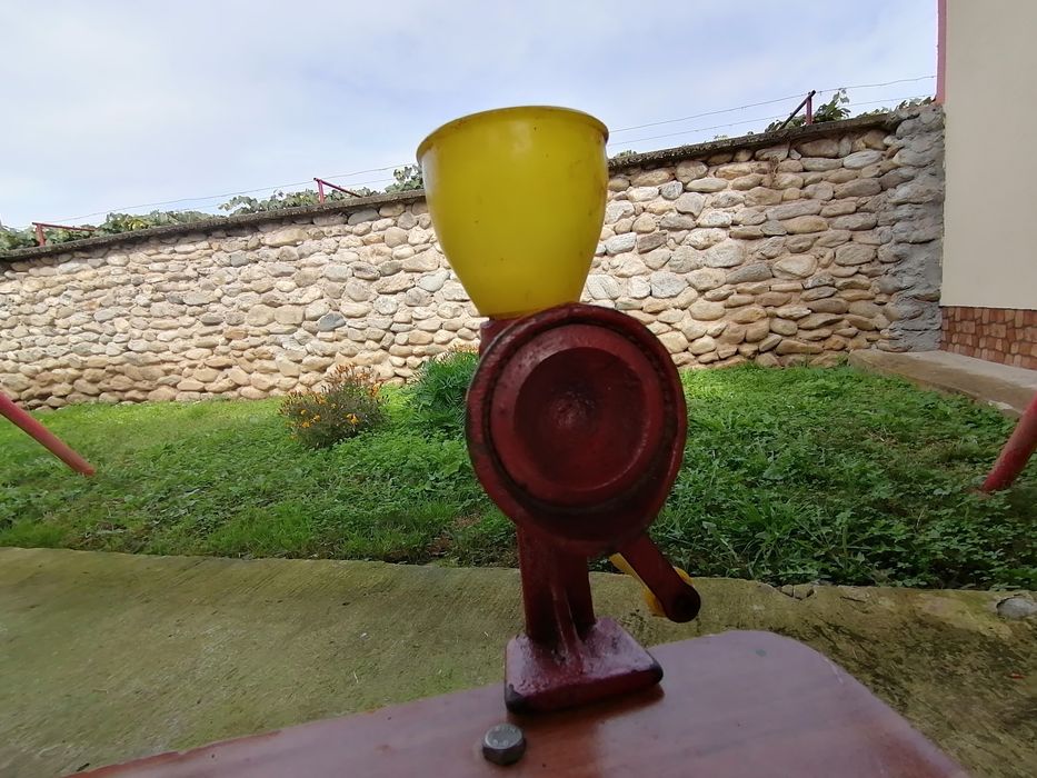 Mașina măcinat nuci romaneasca