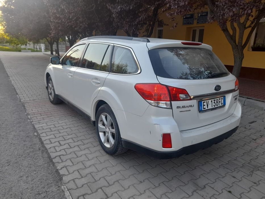 Vand subaru outbak 2015  2.0D cvt exclusive 150cp 265.000km cutie automata 6 trepte  motor cutie ok acte la zi