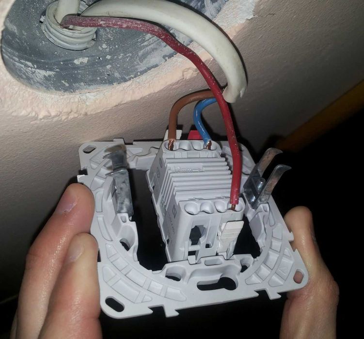 Montaj prize, intrerupatoare, lustre, aplice